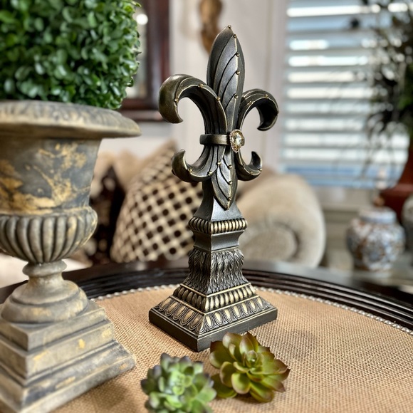 Fleur de Lis Finial Sculpture - Picture 6 of 12